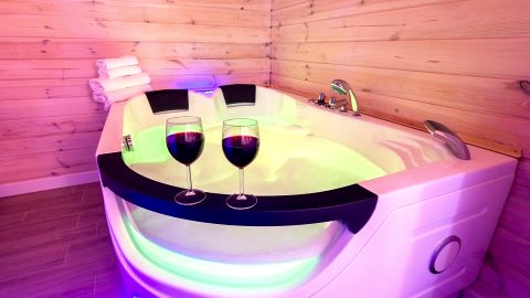 De Luxe Apartment & JACUZZI