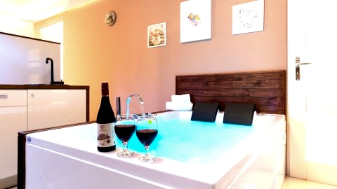 De Luxe Apartment & JACUZZI