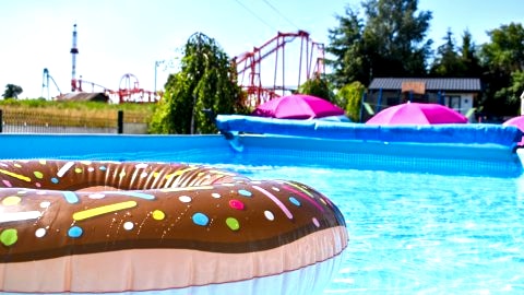 Wypocznij na dmuchanych materacach, w podgrzewanym basenie z niesamowitym widokiem na rolleracoastery!