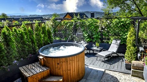 PANORAMA CHEŁM domek w górach, BANIA Z JACUZZI/SAUNA, GRILL +OGRÓD -przy lesie