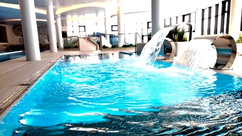 Basen wewnętrzny, zjeżdżalnia rura, plac zabaw dla dzieci z małą zjeżdżalnią, jacuzzi, masujące łoża i dysze.