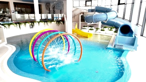 Basen wewnętrzny, zjeżdżalnia rura, plac zabaw dla dzieci z małą zjeżdżalnią, jacuzzi, masujące łoża i dysze.