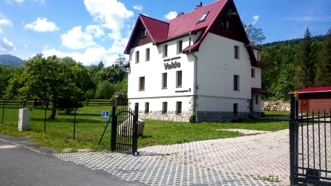 Cicha okolica blisko centrum (ok 1,5 km) i komunikacji autobusowej (ok.800m)