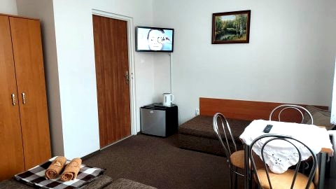 POKÓJ NR.3 z łazienką i chłodziarką (2-3 OSOBOWY), I piętro