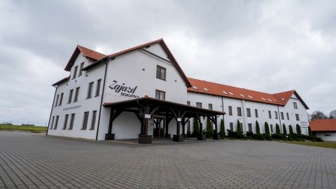 Zajazd w Biskupinie obok Muzeum