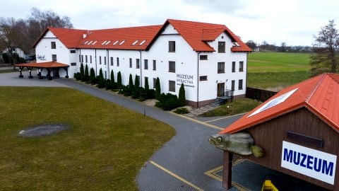Zajazd w Biskupinie obok Muzeum
