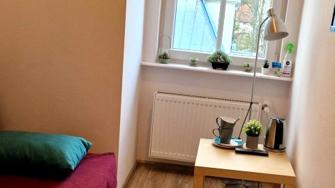 Mały pokój dwuosobowy że wspólną łazienką