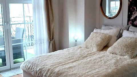 Apartamentowiec posiada windę 
