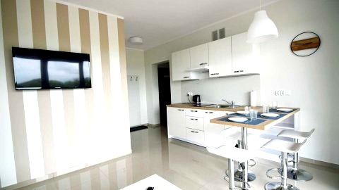 Komfortowy 2  pokojowy  apartament z kuchnią i łazienką blisko plaży na parterze
