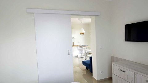 Komfortowy 2  pokojowy  apartament z kuchnią i łazienką blisko plaży na parterze