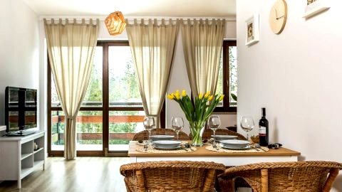 Apartament z widokiem na góry i las