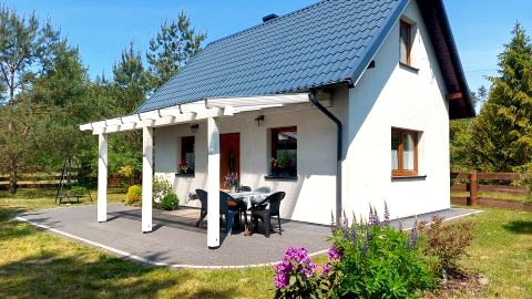 Domek w lesie na ogrodzonej działce we Wdzydzkim Parku Krajobrazowym