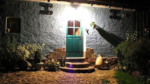 Pensjonacik Pod tulipanem od podwórza - wejście do romantycznej dwójki