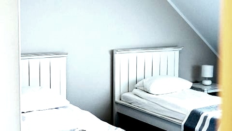 Pokoje pod dachem z trawą Karczmy Viking