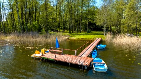 Domki letniskowe - działka z linią brzegową jeziora. Mazury 