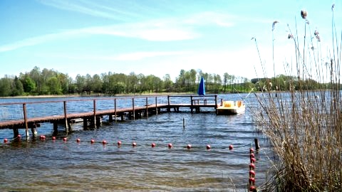Domki letniskowe - działka z linią brzegową jeziora. Mazury 