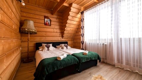 Pokój dwuosobowy, drewniany