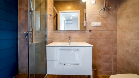 Luksusowe klimatyzowane domki z basenem w Rewalu
