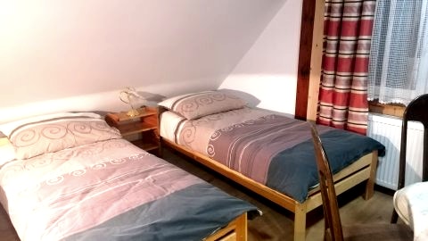3 pokoje 4 osobowe, 3 łazienki z wanną i 1  z prysznicem