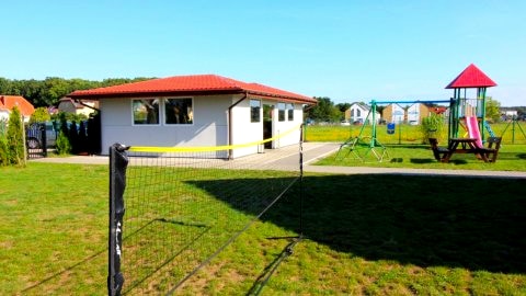 Oddzielne domki letniskowe z własnym ogródkiem, dużym placem zabaw
