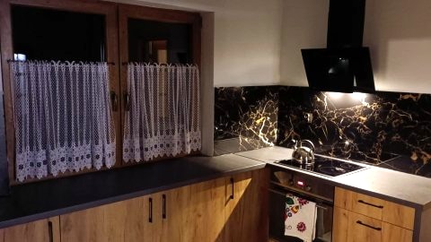 DOM ZA STUDNIĄ Góralski dom w Ochotnicy Dolnej