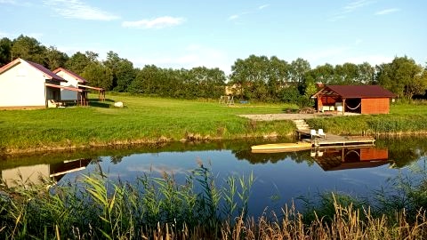 Domek nad stawem