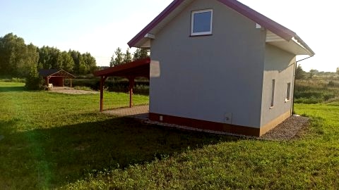 Domek nad stawem