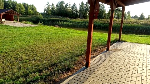 Domek nad stawem