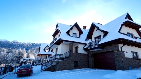 Apartamenty z widokiem na góry, blisko popularnych szlaków turystycznych.