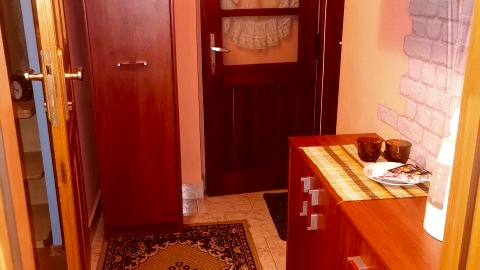 Miejsce na przygotowanie gorącego napoju i przejście na taras z widokiem na ogród i podwórko