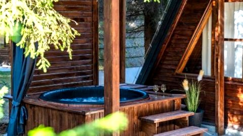 Leśna Sielanka domki z jacuzzi w lesie, góra Szczebel.Kort tenisowy,boiska,basen
