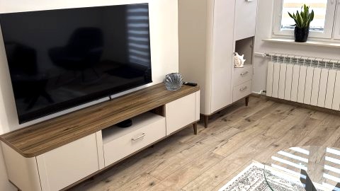Apartament jest na II piętrze. Położony jest 3 minut od Starego Miasta