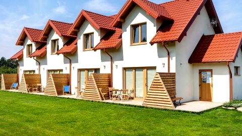 Domki apartamentowe blisko morza i lasu. Idealne dla rodzin w spokojnej okolicy.