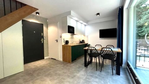 Apartamenty w sam las by KLIF Ustka - apartament dwupoziomy z klimatyzacją, balkonem i widokiem na las
