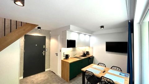 Apartamenty w sam las by KLIF Ustka - apartament dwupoziomy z klimatyzacją, balkonem i widokiem na las