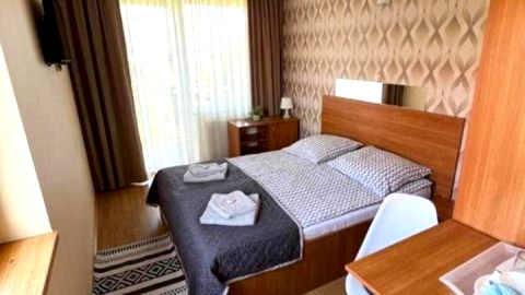 Pokoje z łóżkami małżeńskimi, łazienką i balkonem