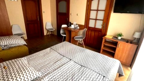 Pokoje z łóżkami małżeńskimi, łazienką i balkonem