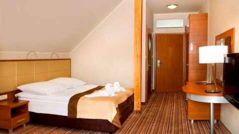 HOTEL 77