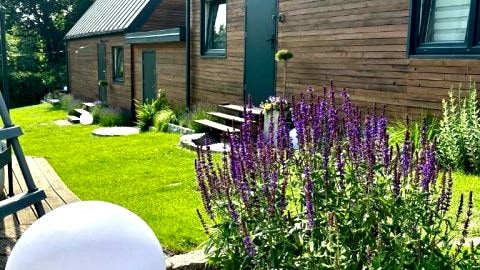 Lawendowo- sauna, jacuzzi, domki w ogrodzie i apartamenty w kamienicy