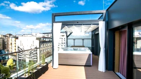 Luksusowy penthouse z jacuzzi i widokiem na morze