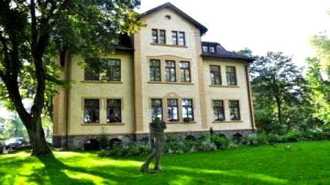 Pałac Poraj | otoczony parkiem ze stawami 