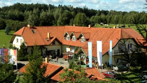 widok na główny budynek dla gości zrobiony z chatki na drzewie