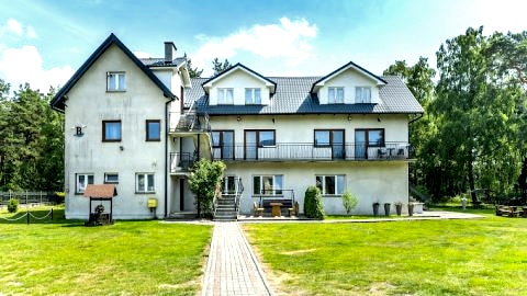 Komfortowe pokoje i apartamenty z aneksami, Wi-Fi i dostępem do altanki