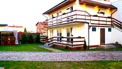 Komfortowe pokoje z aneksami blisko plaży i centrum