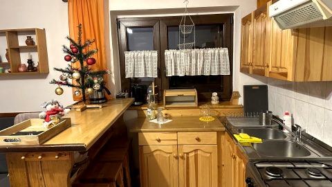 Uroczy Domek w Górach, Dom nad Isepnicą, z tarasem, ogrodem, grillem. 