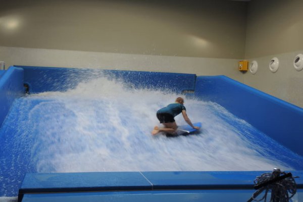 Aquapark z falą do surfingu w hotelu Radisson Blu