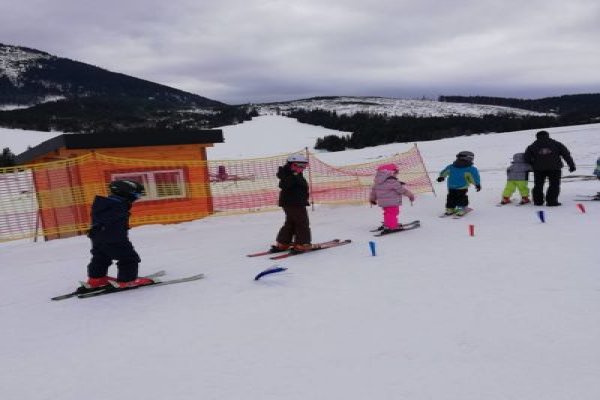 Zaledwie 400m od Willi CHWOST  Wyciąg Narciarski - Willa CHWOST Z Wypożyczalnią Rowerów i Nart 