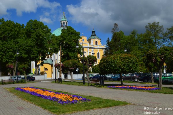 Kosmowski Square with the basilica in the background - Basilica of the Blessed Virgin Mary. Assumption of the Blessed Virgin Mary in Trzemeszno