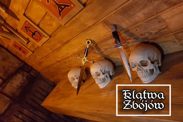 Klątwa Zbójów, pokój dla graczy którzy rozpoczynają zabawę z Escape room. Według scenariuszu tego pokoju budzimy się w średniowiecznym lochu gdzie jesteśmy poddani torturom z powodu klątwy jaka na nas ciąży. Naszym zadaniem jest rozwikłanie zagadki klątwy - Escape Room Zakopane - Let Me Out