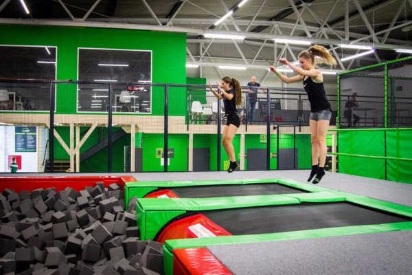 skok z trampolin do basenu z gąbkami - GOjump Mateczny Kraków - Park Trampolin 